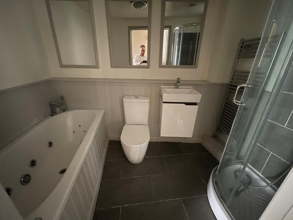 Lot: 118 - WELL PRESENTED FLAT WITH GARDEN - Modern bathroom with jacuzzi bath and shower